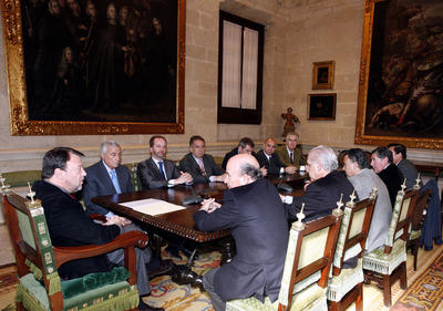 Los miembros de la Fundación Sevilla NODO y el alcalde de Sevilla, Alfredo Sánchez Monteseirín.