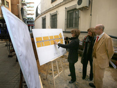 La delegada del distrito Los Remedios, Teresa Florido, y el consejero delegado de Emasesa, Manuel Marchena.