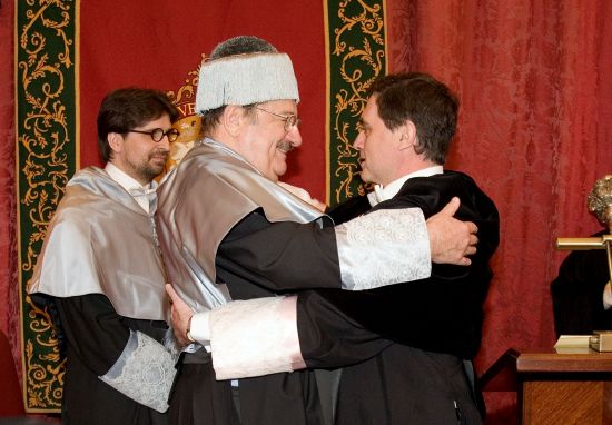 El decano de la Facultad de Comunicación, Francisco Sierra, junto a Umberto Eco, que abrazo al rector de la Universidad de Sevilla, Joaquín Luque