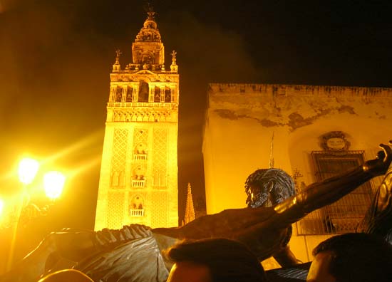 El Cristo de la Salud durante el Via Crucis ayer, a los pies de la Giralda/Daniel Valencia