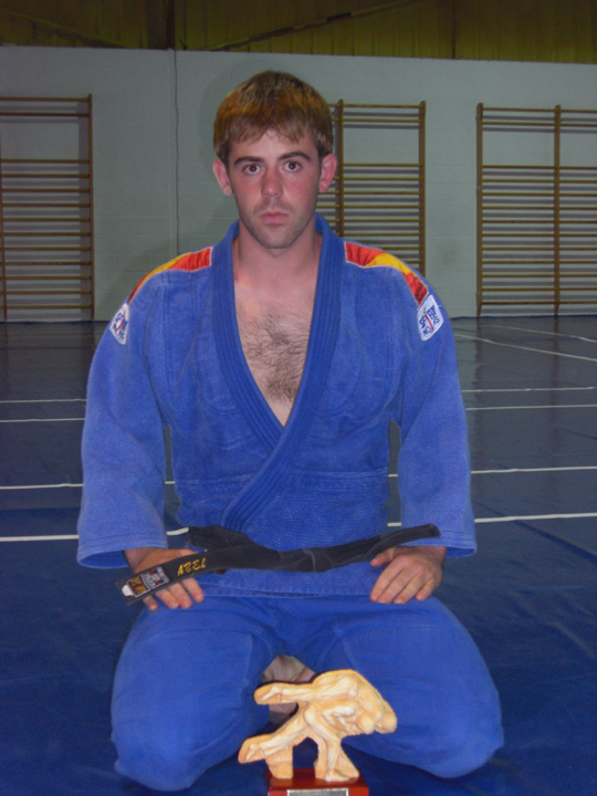 Abel Vázquez posa con el título que le acredita como campeón de España de Judo de Ciegos y Deficientes Visuales.