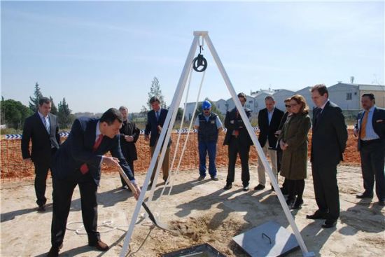 El alcalde, durante el acto de colocación de la primera piedra