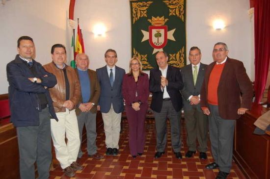 Los alcaldes, junto a la delegada Carmen Tovar