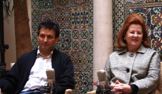 A la izquierda, Alfonso Zurro, director de la obra. A la derecha, Manuela Ochoa, directora de la Escuela Superior de Arte Dramático de Sevilla, entidad organizadora del proyecto/Claramorales