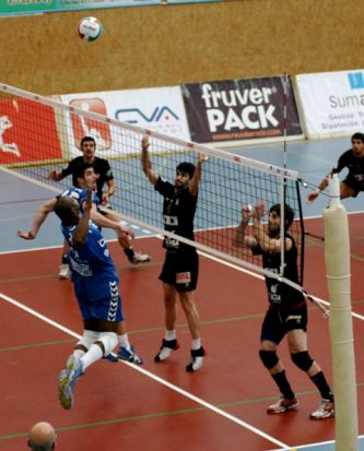 Al Cajasol Voley le vale con dos sets aunque pierda el partido/SA