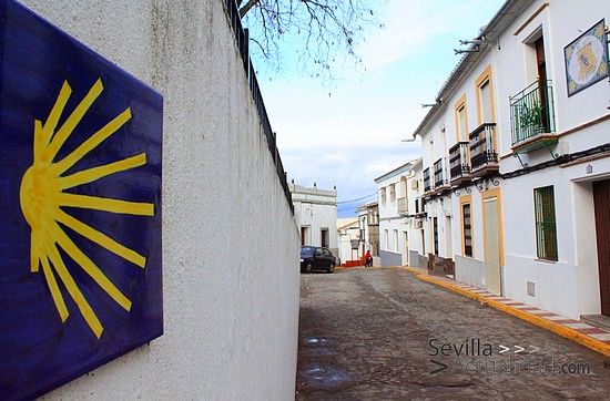 Azulejo con el emblema del Camino de Santiago en la Avenida de España de Castilblanco / Juan C. Romero