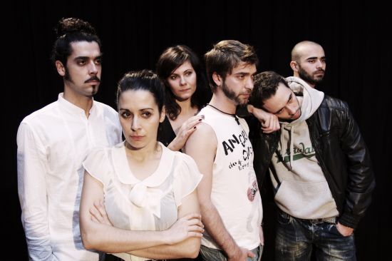 Seis personajes revolviéndose, agitándose contra o a favor de sí mismos/Antonio Abeledo