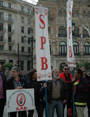 Bomberos durante la manifestación en la puerta del consistorio/Ernesto Molina.