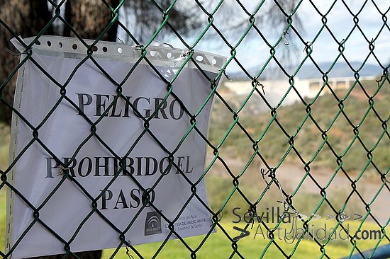 Un cartel advierte a los curiosos en uno de los accesos a los diques del pantano de Los Melonares / Juan C. Romero