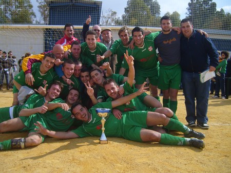 Los jugadores del CD Villanueva de San Juan celebran la victoria en el primer Torneo Interpeninsular 'Villanueva de San Juan'. /A.Copete
