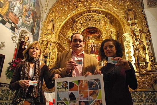 Pregonan con el ejemplo los hermanos de la Hermandad del Dulce Nombre de Jesús de Marchena, en la imagen con su carné de donantes / Sevilla Actualidad