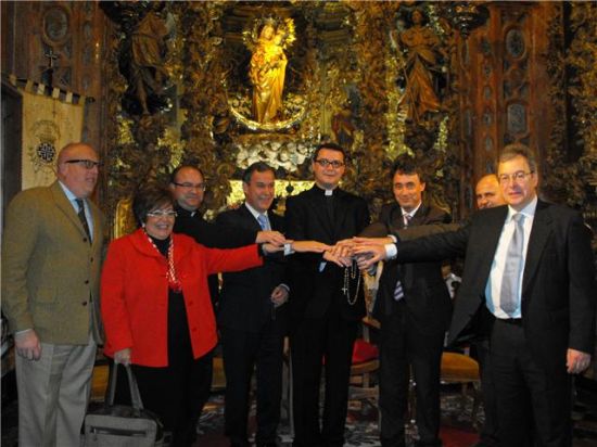 El alcalde de la localidad, con algunos delegados y consejeros en el acto inaugural