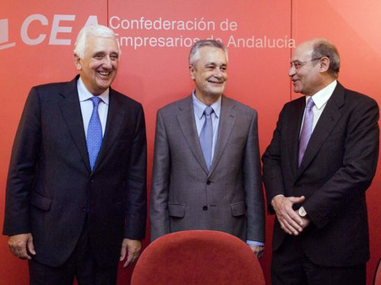 De izquierda a derecha, el reelgido presidente de la CEA, Santiago Herrero, acompañado de Pepe Griñán y Gerardo Díaz Ferrán