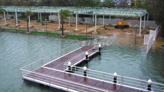 El Guadalquivir se ha desbrodado a la altura de la pasarela de la Cartuja/comcinco