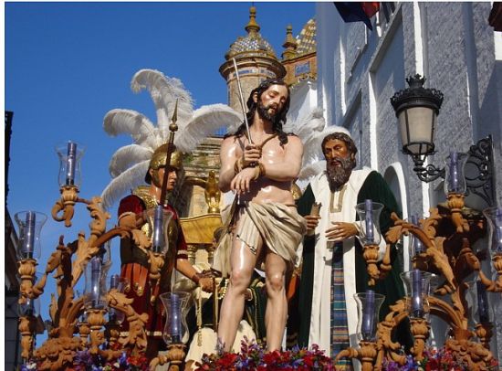 La imagen de Ntro. Padre Jesús de la Coronación de Espinas, de la Hermandad de la Esperanza, se pone en marcha desde la Iglesia del Salvador de Carmona