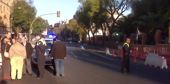 El delegado de Movilidad esta mañana en la activación del sentido único en Luis Montoto/SA