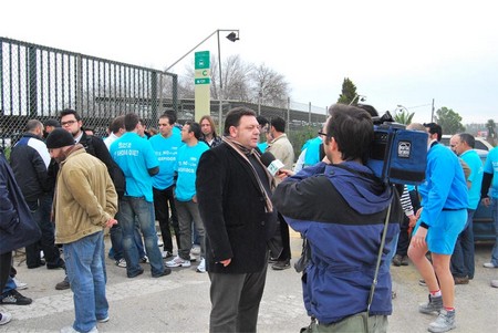 Alrededor de cincuenta trabajadores de Roca se han manifestado a las puertas de la fábrica en Alcalá de Guadaíra/Partido Comunista de Andalucía en Alcalá