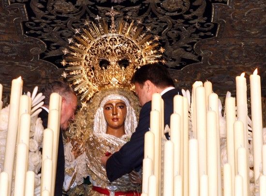 La Esperanza de Triana luce la Medalla de la Ciudad de Sevilla que el alcalde, Alfredo Sánchez Monteseirín, le impuso en la mañana de este Sábado de Pasión