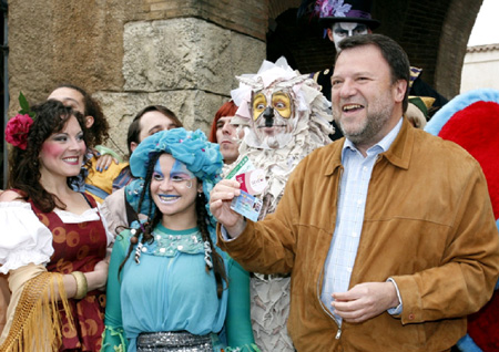 El alcalde, en su visita al parque Isla Mágica