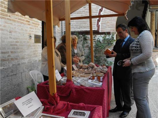 La muestra reune los dulces más típicos hechos por monjas de varios conventos de Sevilla/ AyuntÉcija.