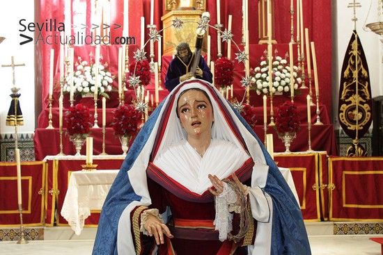 La Virgen de la Amargura (Antonio Eslava, 1976) permaneció ayer expuesta en devoto Besamanos / Juan C. Romero