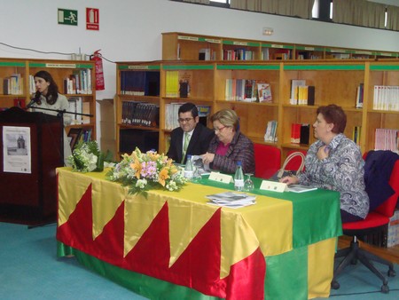 La presentación fue en la Biblioteca Municipal, y asistieron la Diputada de Cultura Guillermina Navarro, y la alcaldesa de Villanueva de San Juan Francisca Díaz. /A.Copete