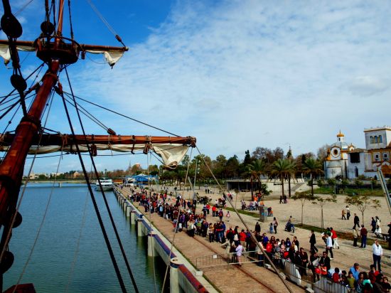 Numeroso público acudió a disfrutar del Galeón Andalucía aprovechando los días de fiesta/Laura Rosal