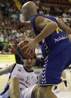 El pívot catalán se lesionó en el partido ante el Barcelona/cbsevilla
