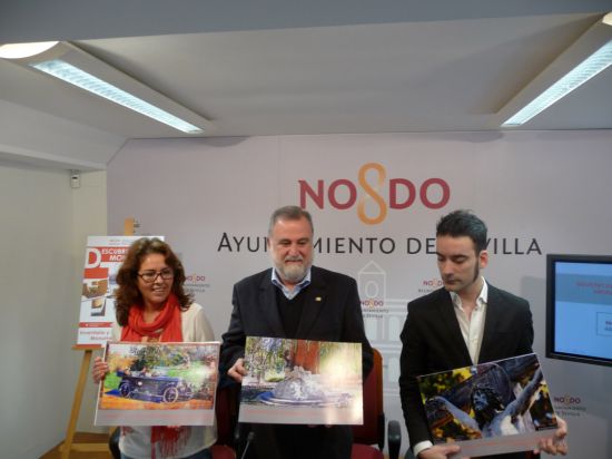 Rodrigo Torrijos junto a la directora de área y José León, documentalista, en la presentación del inventario/SA.