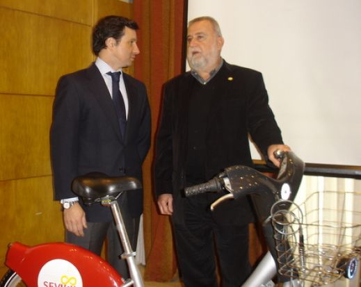 Torrijos renovó ayer el acuerdo con JC Decaux para el servicio de bicicletas públicas 'Sevici'
