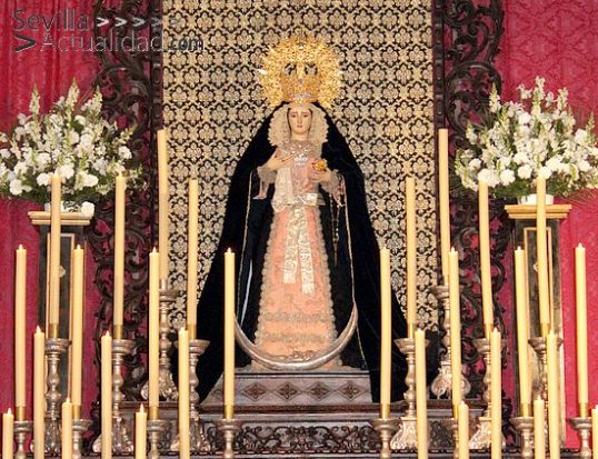 La Virgen de los Dolores en su Soledad permanece toda la jornada expuesta en devoto besamanos desde el altar mayor de la Parroquia de Castilblanco de los Arroyos / Juan C. Romero
