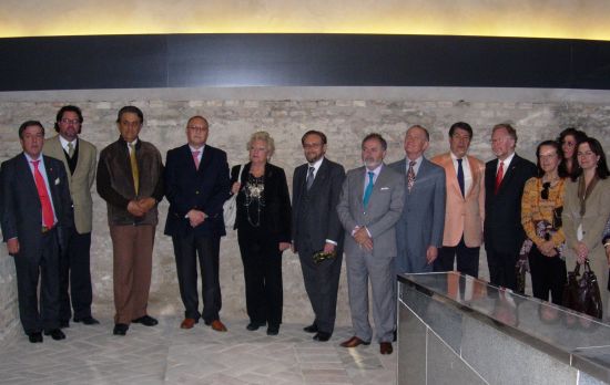 Fotografía de Rosamar Prieto-Castro junto a los cónsules en la visita al Centro Temático /SA