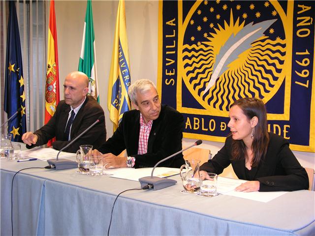 Vecinos del pueblo observan la muestra