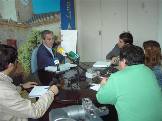 El alcalde de la localidad, mostrando los informes en rueda de prensa