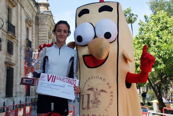 La ganadora Almudena Rodríguez junto a Sadusito / SA