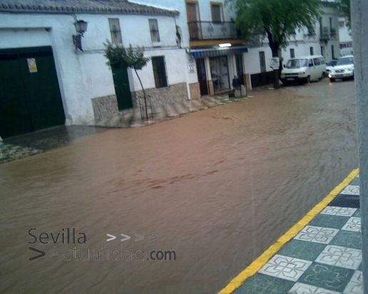 La avalancha de agua convirtió la travesía, avenida Antonio Machado, en un impresionante e inédito arroyo / SA