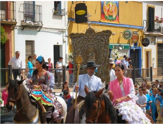 El Simpecado de la Inmaculada Concepción, de la Hermandad de la Calle Real durante su 'vuelta' el Domingo de Resurrección / Fundación Calle Real