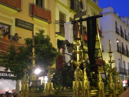 El paso alegórico de la Canina repsenta el triunfo de la Cruz/SA