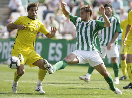 Carlos García disputa el balón en un partido