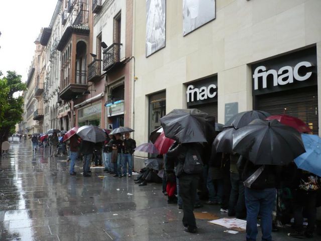 Más de 200 personas esperan esta mañana a las puertas de Fnac en Sevilla, para conseguir su entrada para AC/DC en el Olímpico/SA