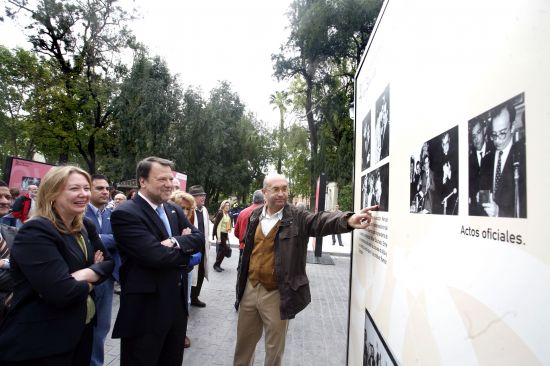 El alcalde de la ciudad inauguró la exposición en Puerta de Jerez
