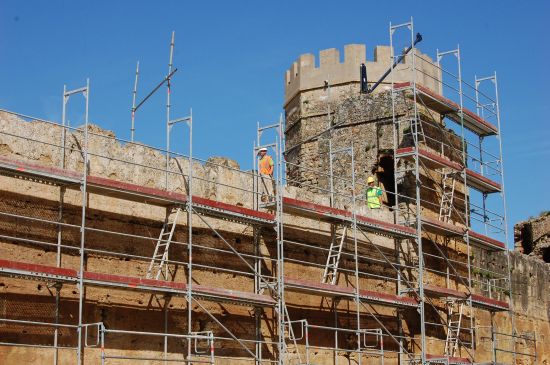 Obreros trabajando en el Frente Norte del Castillo de Alcalá de Guadaíra/ Sevilla Actualidad.