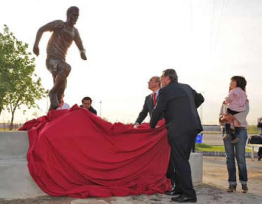 Del Nido y Jaime Lissavetski descubren la estatua de Antonio Puerta en presencia de la familia/SevillaFC