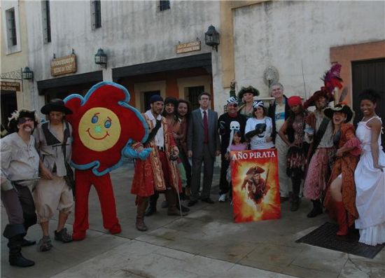 Algunos de los visitantes, en el acto de apertura