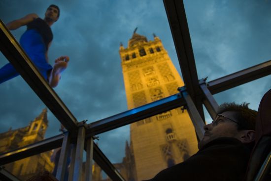 El escenario de metacrilato es la principal innovación de La mirada transparente. / Alejandro Espadero