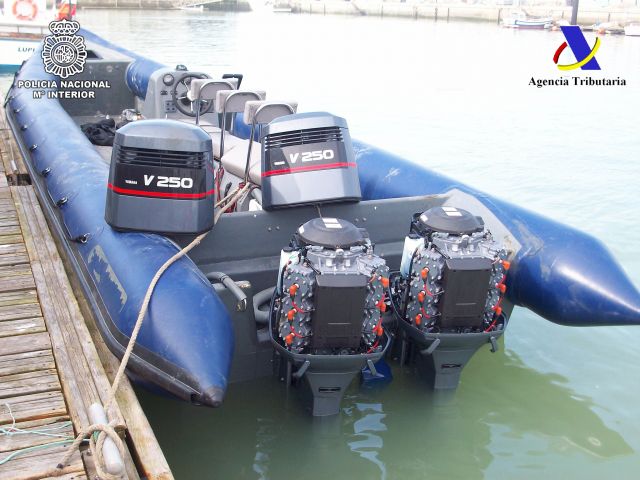 Lancha en la que intervinieron los fardos de hachís, a la altura de la localidad sevillana de Lebrija, en pleno Guadalquivir/SA