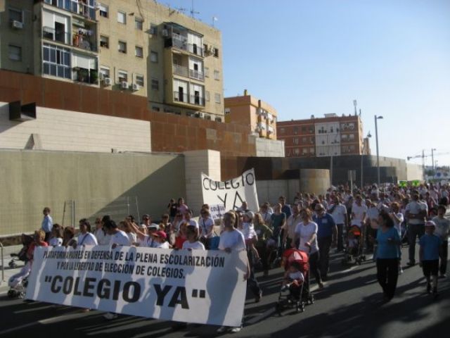 Según los padres, hasta 1.000 personas acudieron a la manifestación de ayer/SA