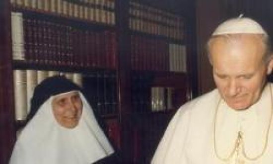 Madre María de la Purísima junto a Juan Pablo II/SA.
