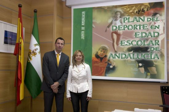 La directora general de Participación e Innovación Educativa, Aurelia Calzada, y el director general de Planificación y Promoción del Deporte, Ignacio Rodríguez, ayer en Málaga.