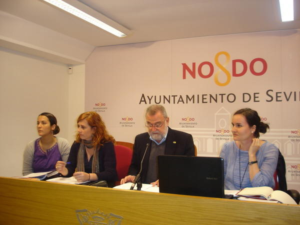 En la imagen, de izquierda a derecha: Rocío Muñoz Moreno, una de las investigadoras que han participado en el proyecto, María Teresa Maqueda, directora de la delegación de Relaciones Institucionales, Antonio Rodrigo Torrijos, primer teniente de alcalde y delegado de RRII y María Ángeles Huete García, investigadora responsable del Centro de Sociología y políticas locales de la Universidad Pablo de Olavide.